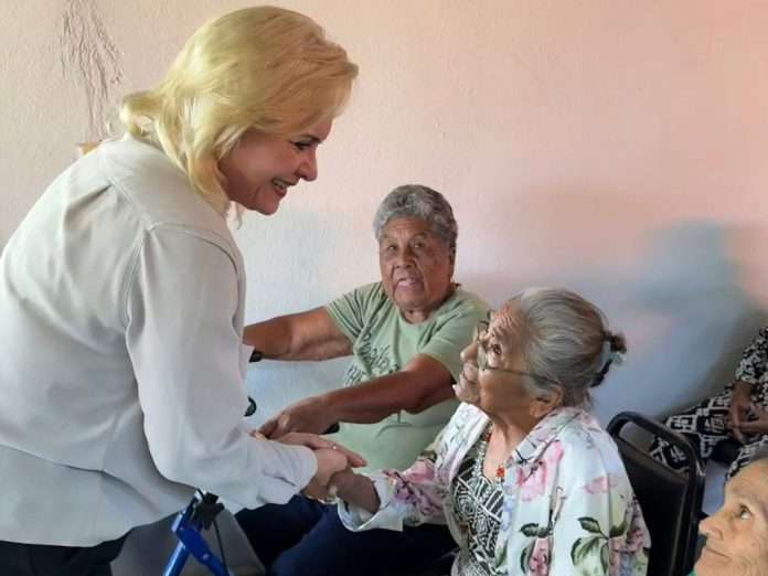 Laura Jiménez Gutiérrez saludó con afecto a las y los adultos mayores de la región de los Minerales