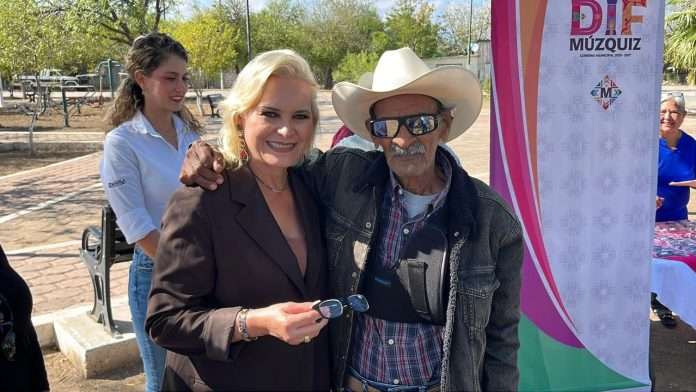 DIF Coahuila y Municipio de Múzquiz entregan lentes a adultos mayores de Rancherías