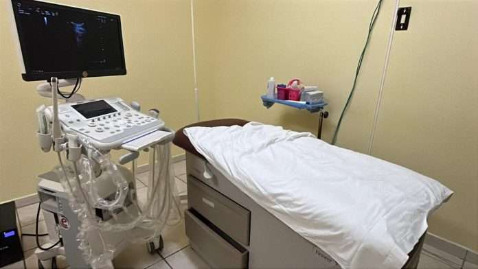 Alcaldesa Laura Jiménez fortalece la salud en Múzquiz con entrega de ecógrafo al Hospital General