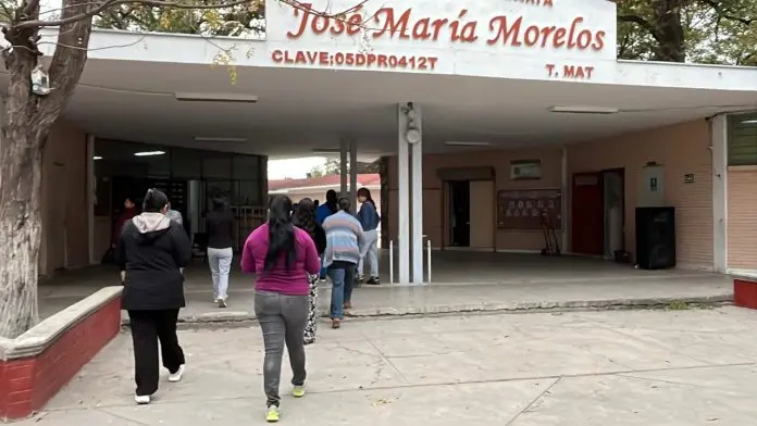 Docentes de la Escuela Morelos en Múzquiz denuncian presunto acoso laboral, mientras madres de familia respaldan a la subdirectora Gloria Dávila