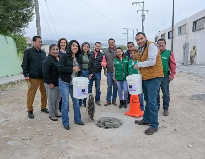 Lleva Carlos Villarreal agua potable y drenaje en la colonia Oscar Flores Tapia