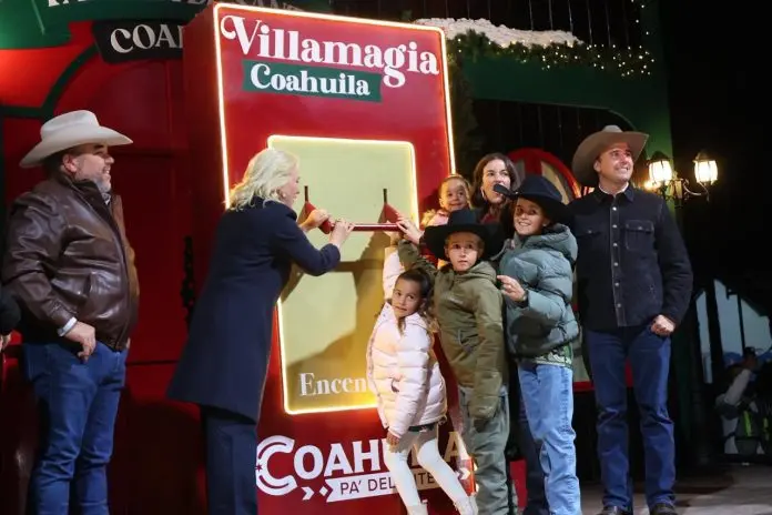 El gobernador Manolo Jiménez y Paola Rodríguez inauguraron Villamagia 2025 desde Múzquiz, con encendidos simultáneos en varias regiones de Coahuila