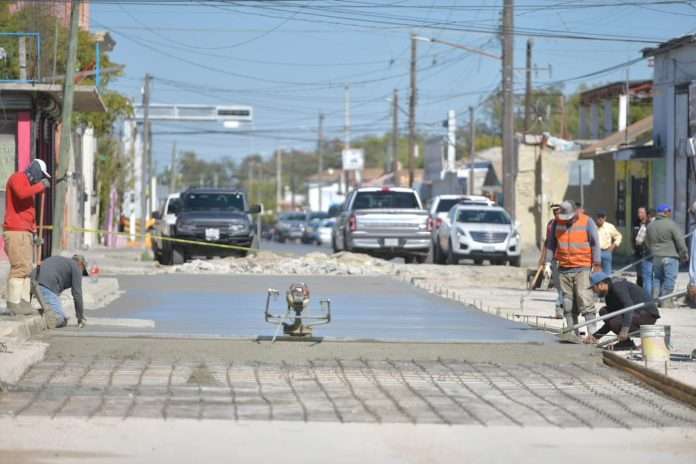 Supervisa alcalde Emilio de Hoyos avance de pavimentación en la calle Allende