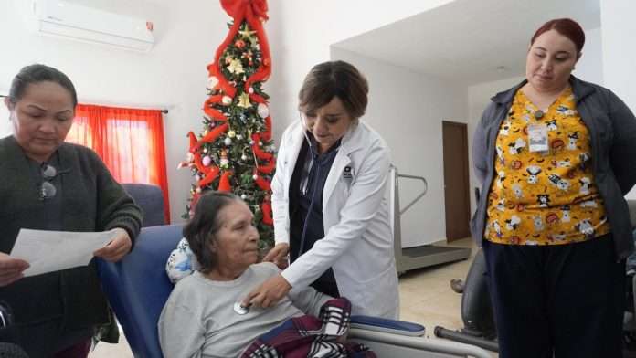 Atiende DIF Acuña a residentes de la casa del abuelo