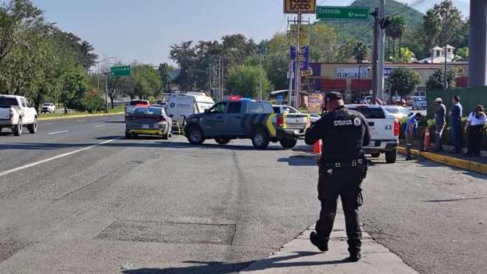 bebé cae de una camioneta en movimiento