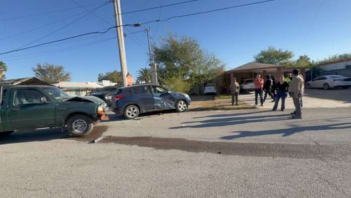 Fuerte choque en Sabinas deja cuantiosos daños materiales