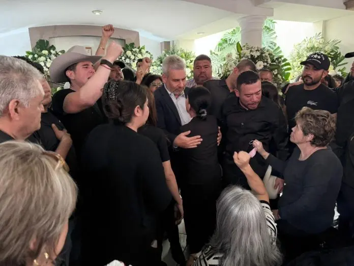 '¡Asesino!': Insultan a gobernador de Michoacán en funeral de Carlos Manzo