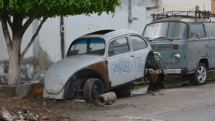 Retiran vehículos abandonados en calles de Monclova