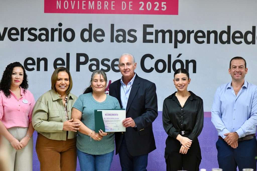 Román Cepeda reconoce a las mujeres emprendedoras de Torreón