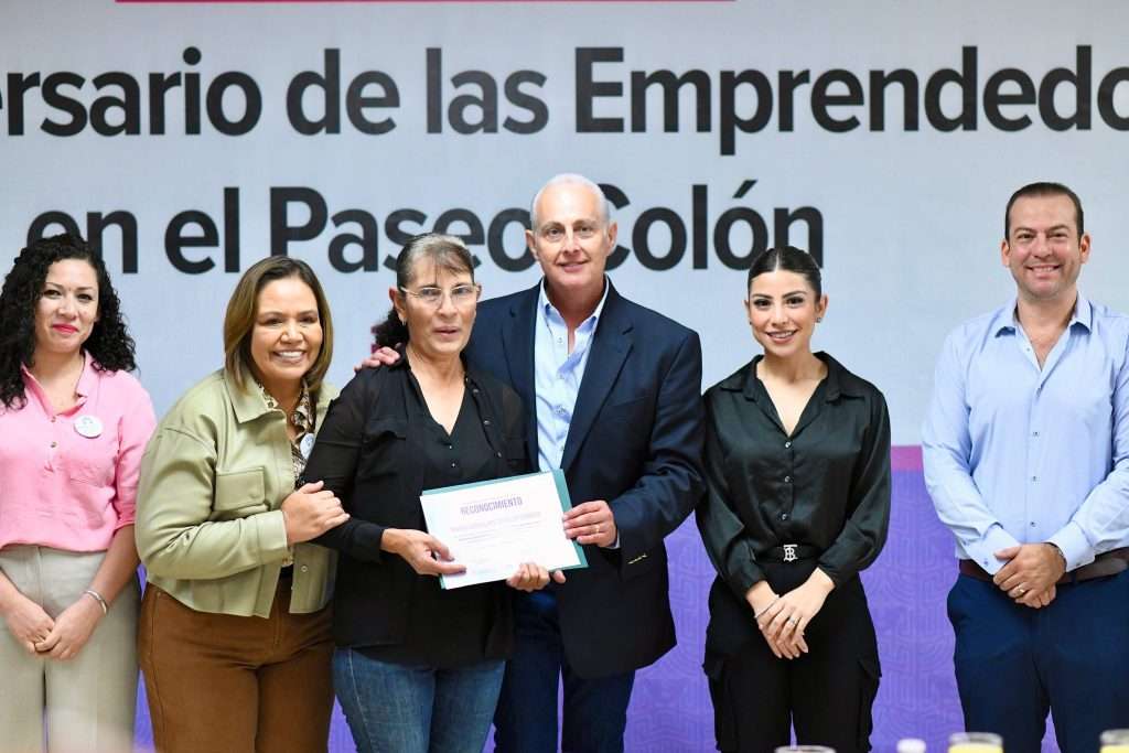 Román Cepeda reconoce a las mujeres emprendedoras de Torreón