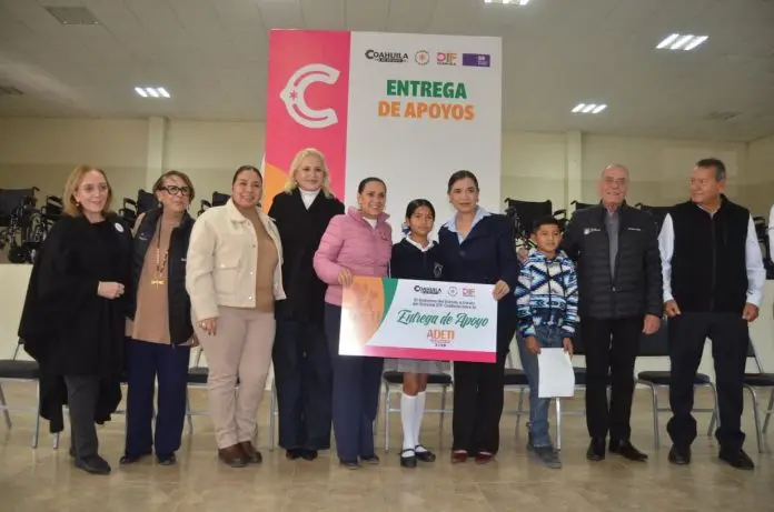 En el Auditorio Municipal de Múzquiz se entregaron becas ADETI y aparatos funcionales por parte del DIF Coahuila, encabezado por Liliana Salinas