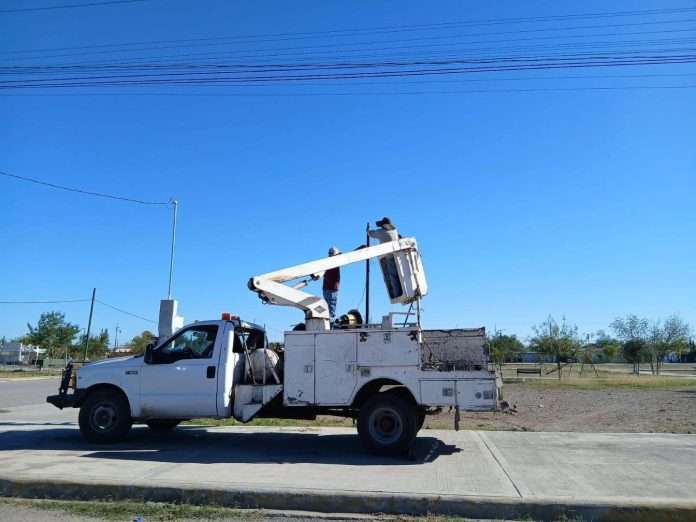 Laura Jiménez Gutiérrez, atendió la solicitud de las y los vecinos de la Plaza 11 de Julio, ubicada en Minas de Barroterán, donde se realizó la instalación de luminaria LED