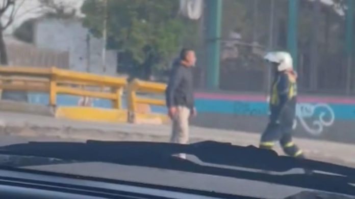 Altercado entre taxista y motociclista