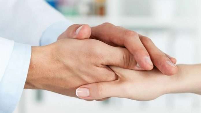 Despiden a médico