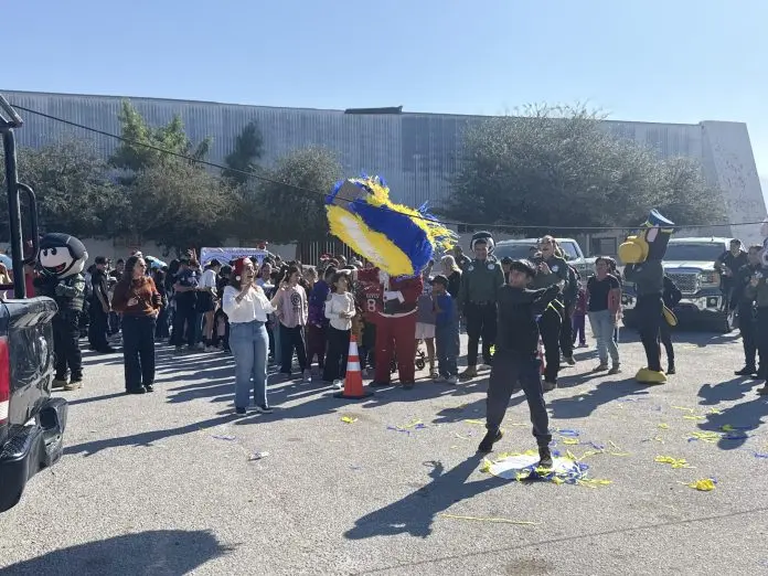 Llevan elementos de la AIC Región Centro posada a niños de la Ciudad Deportiva
