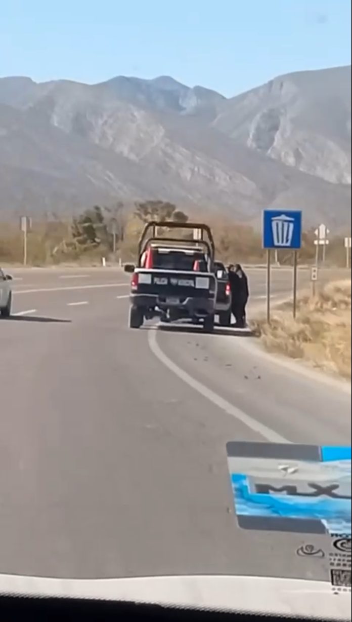A través de redes sociales se compartió la acusación en contra de elementos de la policía preventiva que, según los connacionales que fueron detenidos en la carretera por los informados, los extorsionaron con 200 dólares.