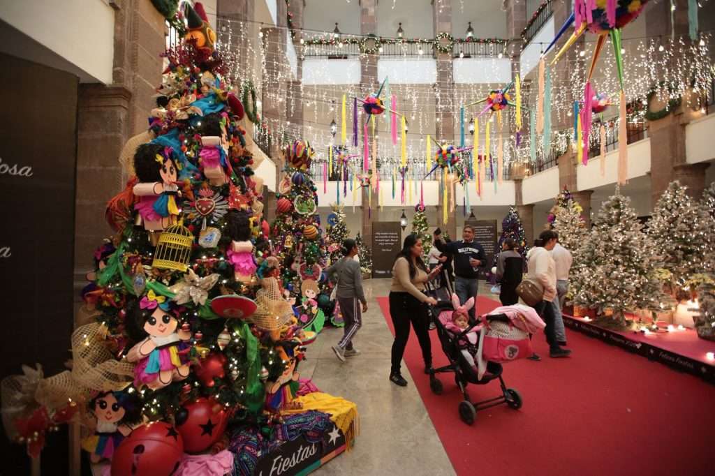 Invitan Manolo Jiménez y Paola a disfrutar la magia de la navidad en Palacio de Gobierno