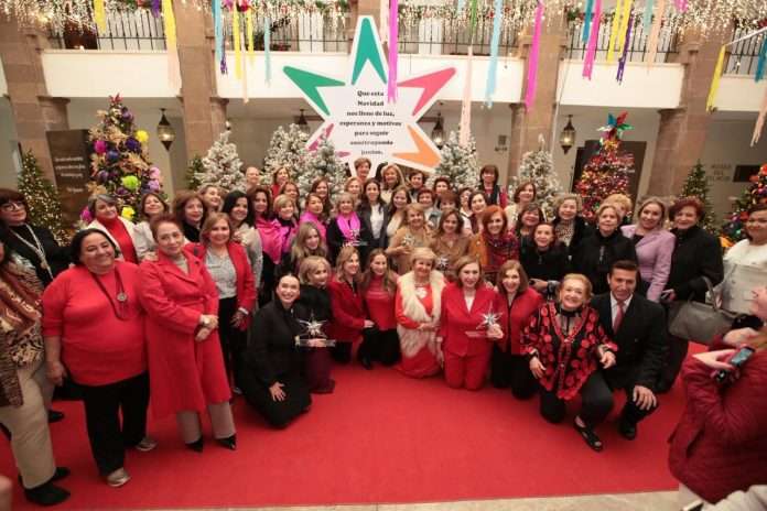 Invitan Manolo Jiménez y Paola a disfrutar la magia de la navidad en Palacio de Gobierno