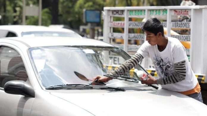 Joven discute con conductor