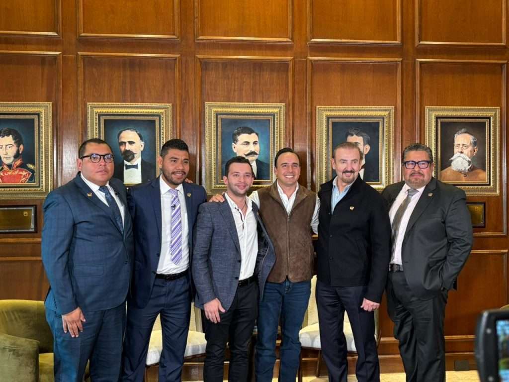 Gobernador Manolo Jiménez con Rolando R. González Treviño, presidente del Consejo de Administración de NRT México; Rolando Andrée González Michelena, CEO de NRT México, y conductores de la Mesa Caliente.