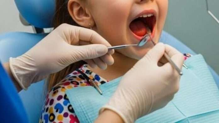 Niña en consultorio dental