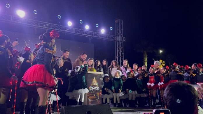 Arrancan festejos con encendido del pino navideño