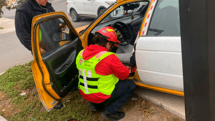 Paramédicos atendiendo reporte