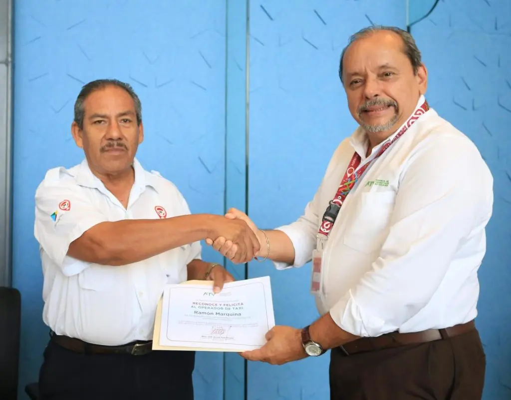 Ramón Marquina recibiendo reconocimiento