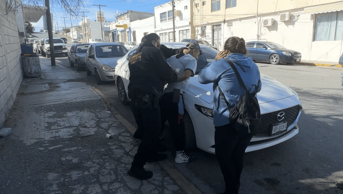 Un hombre fue detenido después de golpear a su pareja frente a las oficinas de la Agencia de Investigación Criminal, incidente ocurrido la mañana de este martes en Monclova.