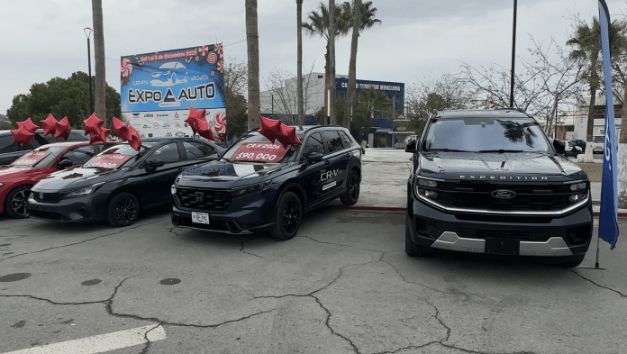 Canaco Monclova realiza este viernes una caravana navideña con 60 vehículos de 15 agencias automotrices por el bulevar Pape, regalando dulces y souvenirs.
