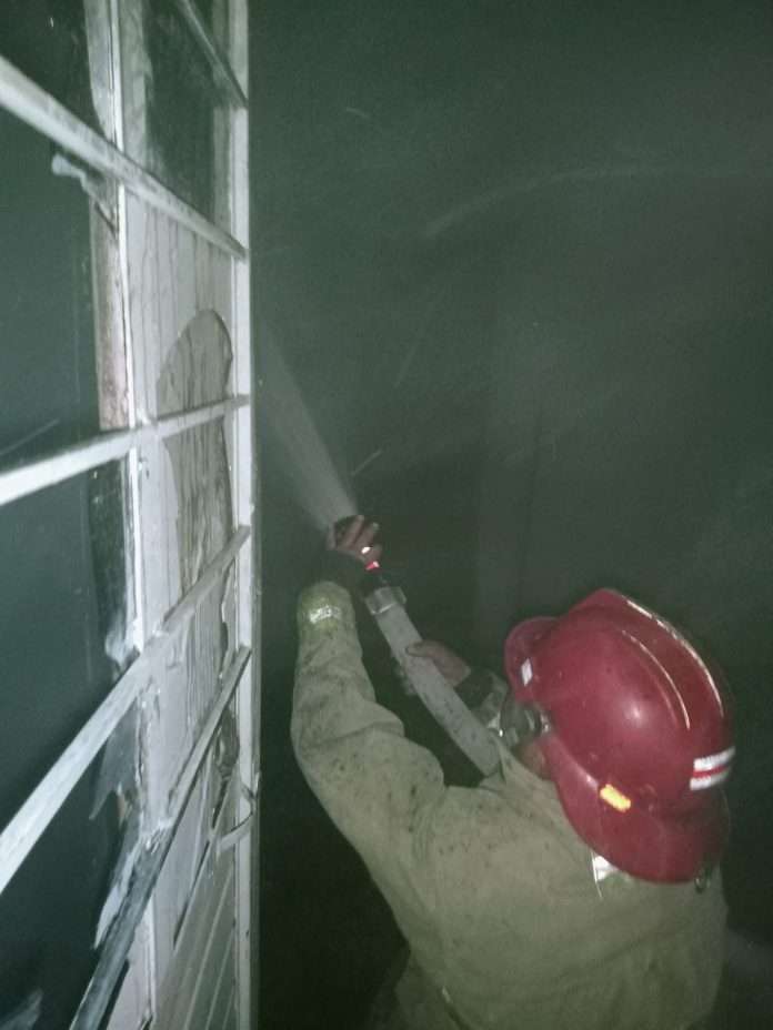 Bomberos de Múzquiz atendieron un incendio en una vivienda deshabitada en el barrio El Alto