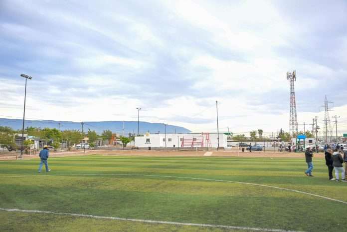 Entrega Carlos Villarreal rehabilitación del Campo Garibay en Monclova