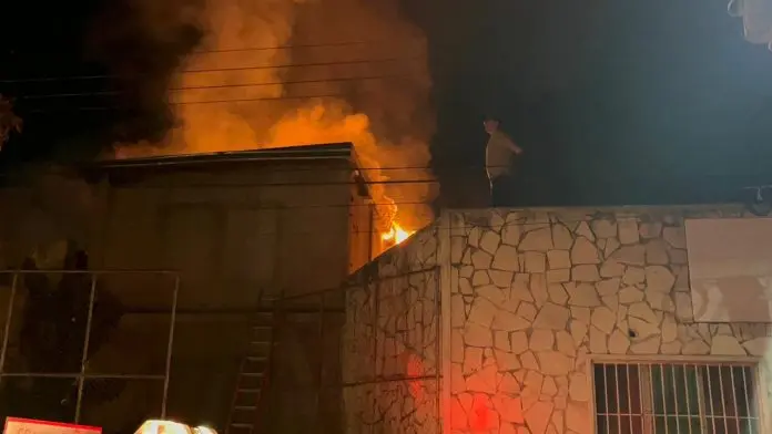 Incendio provocado en el antiguo edificio de JAAPAM en Múzquiz moviliza a Bomberos y Protección Civil.