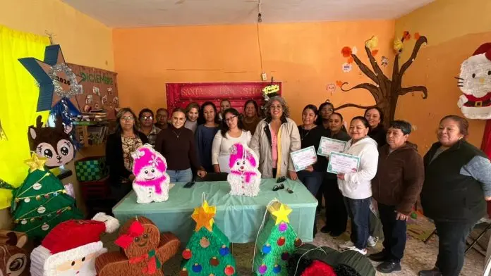 Mujeres de la Villa de las Esperanzas concluyen curso gratuito de elaboración de piñatas impartido por el DIF y la Administración Municipal de Múzquiz
