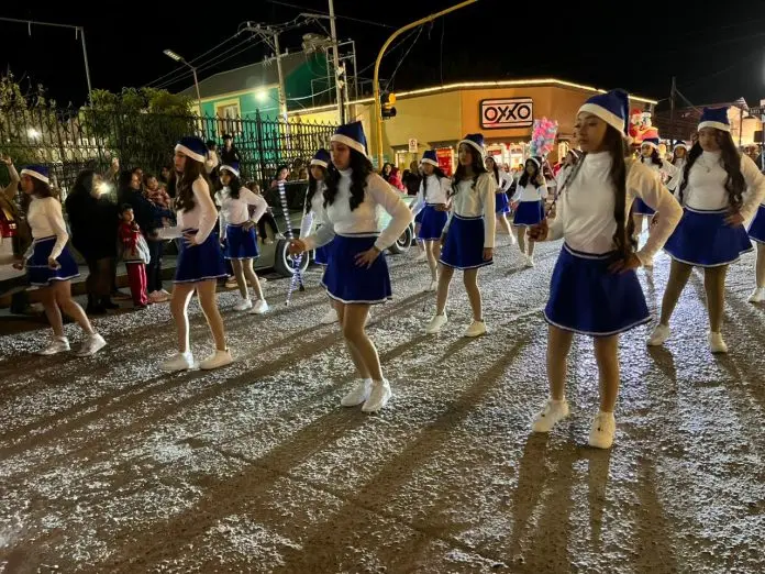 El Desfile Navideño 2025 iluminó las calles de Múzquiz como parte del programa estatal Villamagia, con la participación de la Secundaria Agustín Terrazas.