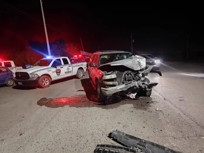 Accidente en la carretera estatal 20 frente al Hospital General de Múzquiz deja dos personas lesionadas