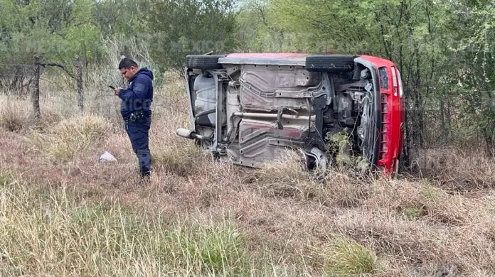 Una mujer resultó lesionada tras una aparatosa volcadura en la carretera estatal 20 tramo Palaú–Múzquiz