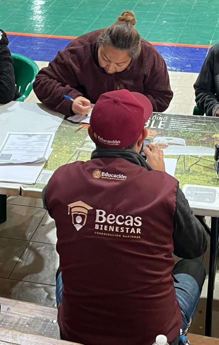 Inició la entrega de tarjetas de Becas Benito Juárez para alumnos de nivel medio superior en Múzquiz