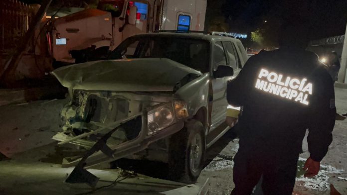 Fuerte accidente en Múzquiz: un tráiler omitió un alto y chocó contra una camioneta familiar