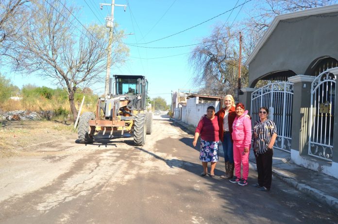 Laura Jiménez Gutiérrez supervisó el inicio de los trabajos de pavimentación