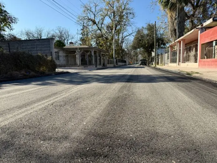 Gracias al trabajo coordinado con el Gobierno del Estado de Coahuila, se llevan a cabo trabajos de recarpeteo en la calle 5 de Mayo