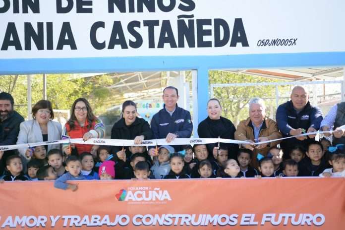 Entrega Emilio de Hoyos barda perimetral en jardín de niños