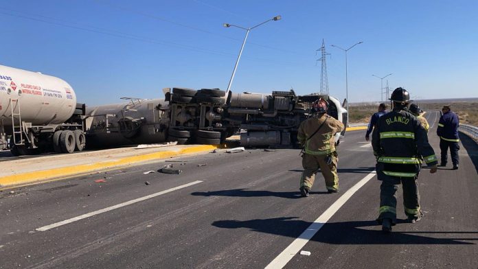 Protección Civil y Bomberos atienden volcadura de pipa en el Libramiento Jesús María Ramón