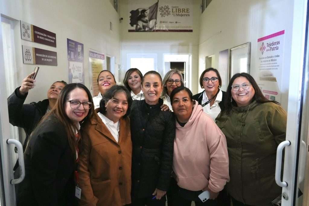 Claudia Sheinbaum firma restitución de tierras, inaugura Centro Libre para Mujeres y conversa con jóvenes en gira por Chihuahua