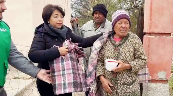 Alcaldesa Alejandra Huerta Alemán entrega cobijas y comida caliente a residente vulnerable en Nadadores.