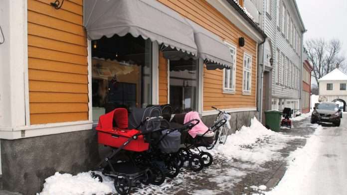 Bebés duermen afuera durante intensa nevada en Año Nuevo