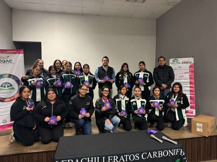 SECRETARÍA DE SALUD DE COAHUILA ENTREGA KITS MENSTRUALES A ALUMNAS DE LA REGIÓN