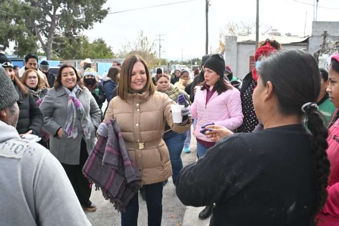 Alcaldesa Sari Pérez Cantú entrega colchas y bebidas calientes en colonias San Cristóbal y Morelos por onda gélida.