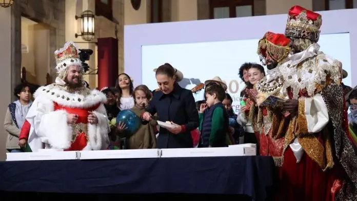 Claudia Sheinbaum comparte la tradicional Rosca de Reyes