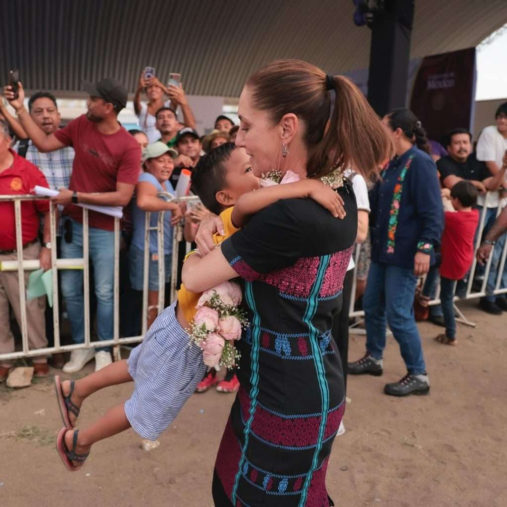 En Coyuca de Benítez, Claudia Sheinbaum entrega tarjetas de la Pensión Mujeres Bienestar; más de 74 mil mujeres reciben este apoyo en Guerrero